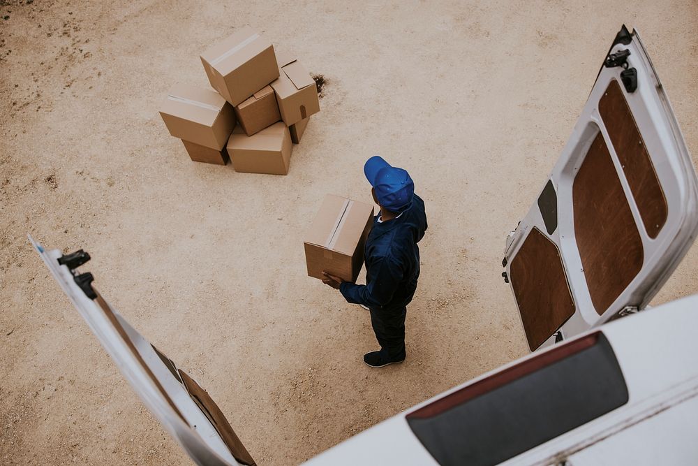 Removal service worker unloading box Premium Photo rawpixel