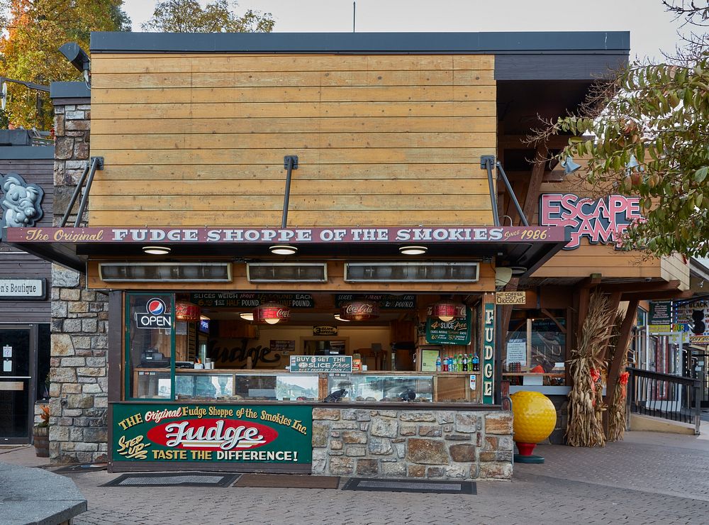 Fudge shop Gatlinburg, small city Free Photo rawpixel