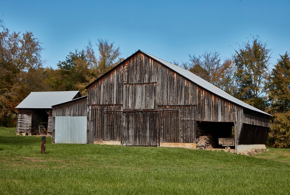                         Old barn in the Smoky Mountain foothills of Sevier County, Tennessee                        