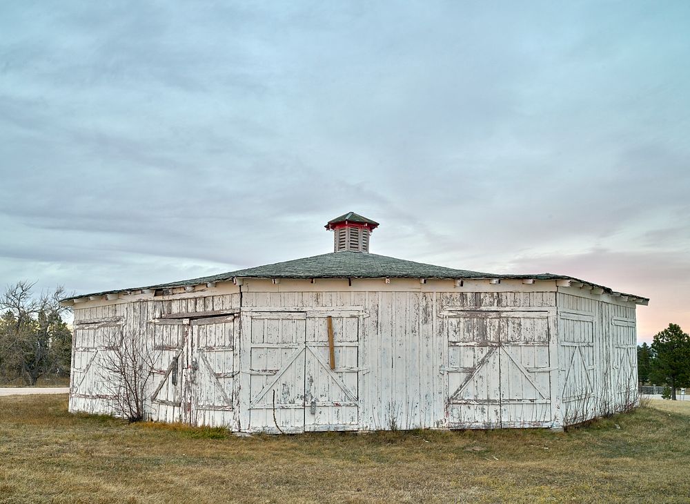                         An abandoned octagonal barn on the grounds of the Sitting Bull Caverns tourist attraction, which…