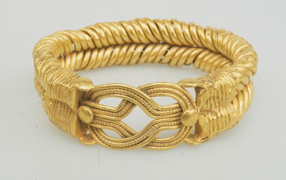 Bracelet with spirally twisted strands and a Herakles knot at the bezel