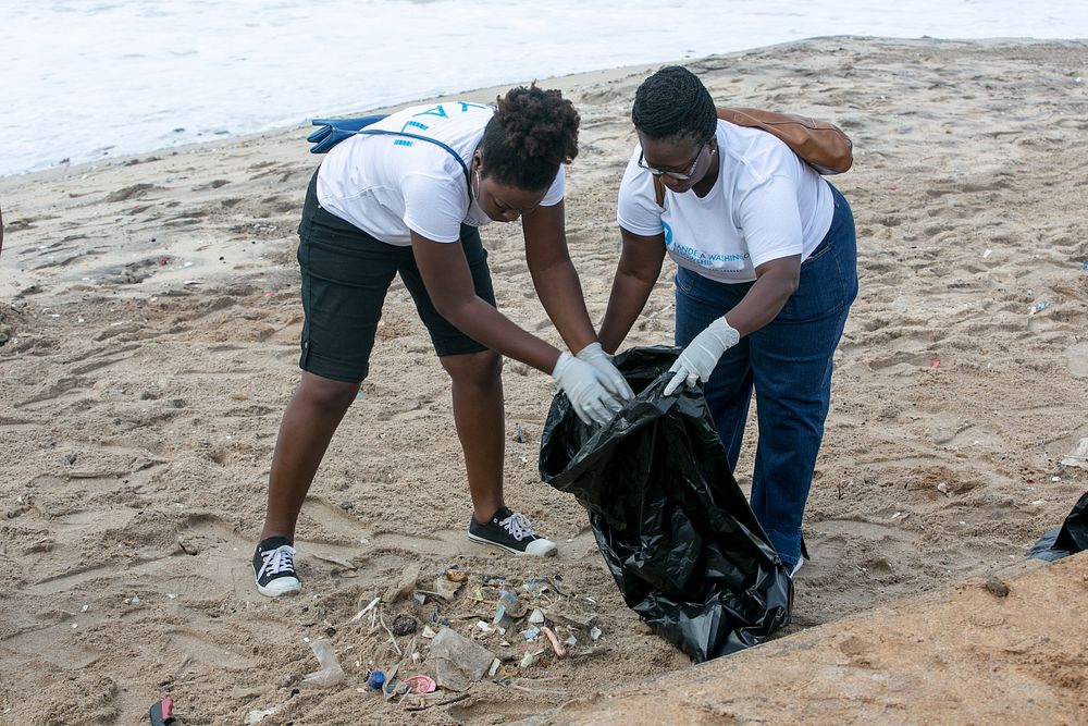 YALI 2016 Beach Clean Up. Original public domain image from Flickr
