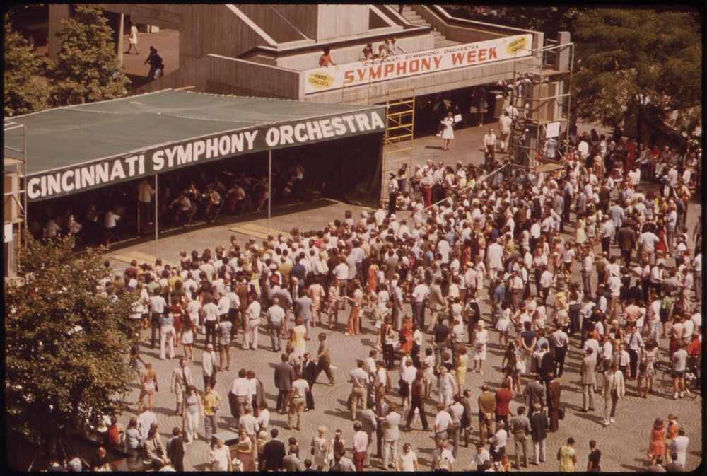 Noon Concert by Cincinnati Symphony Orchestra in Fountain Square. Original public domain image from Flickr