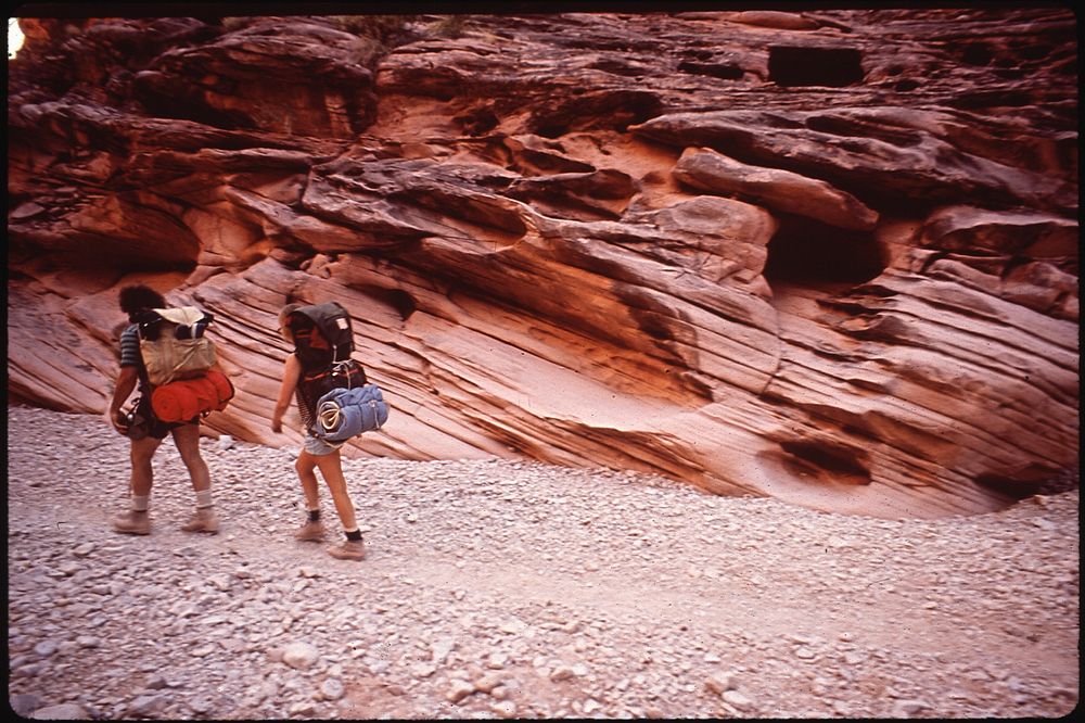 Hikers Entering the Grand Canyon. Photographer: Eiler, Terry. Original public domain image from Flickr