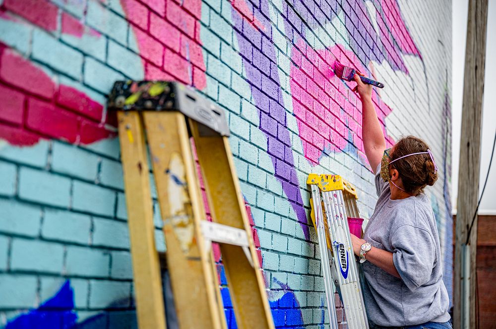 ArtLab Mural by artist Scotte Eagle, volunteers assist with painting a new mural, November 6, 2020, photo by Aaron Hines /…