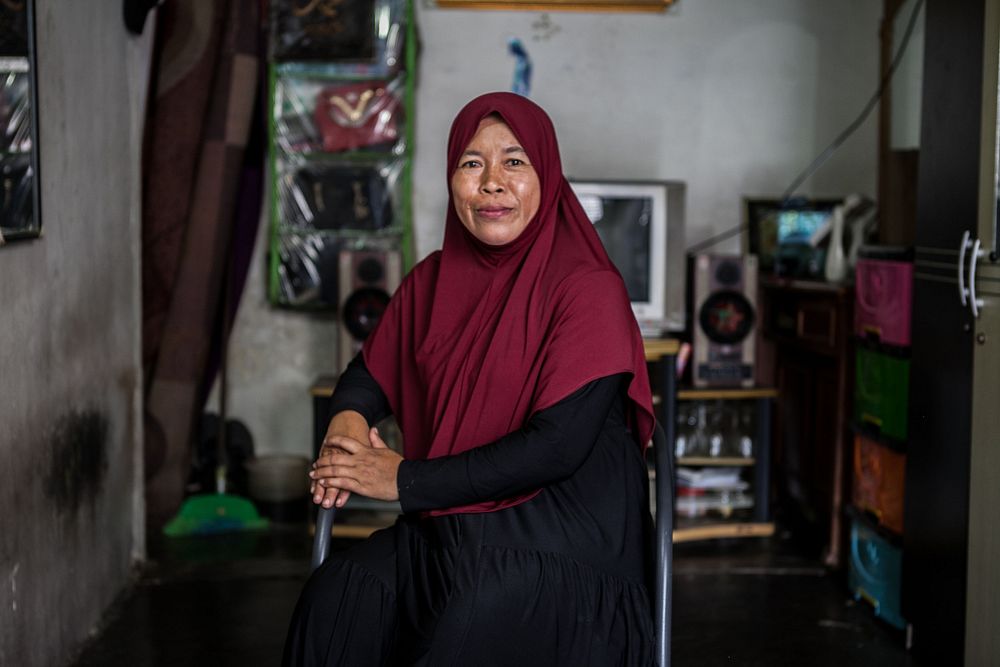 Farida Hanum received information about COVID-19 through the Lean ON program. Photo by: Andri Ginting for USAID. Original…