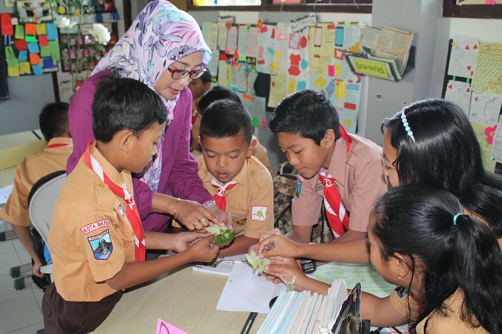 Bu Naning saat mengajar di kelas 6 that she received. (1)Di Indonesia, pendekatan belajar mengajar yang konvensional…
