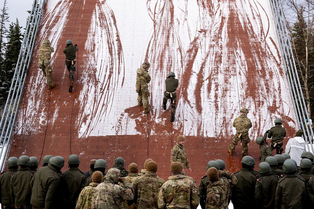 Spartan paratroopers and Indian Army troops share rappel techniques during Yudh Abhyas 21 in Alaska, October 21, 2021.…