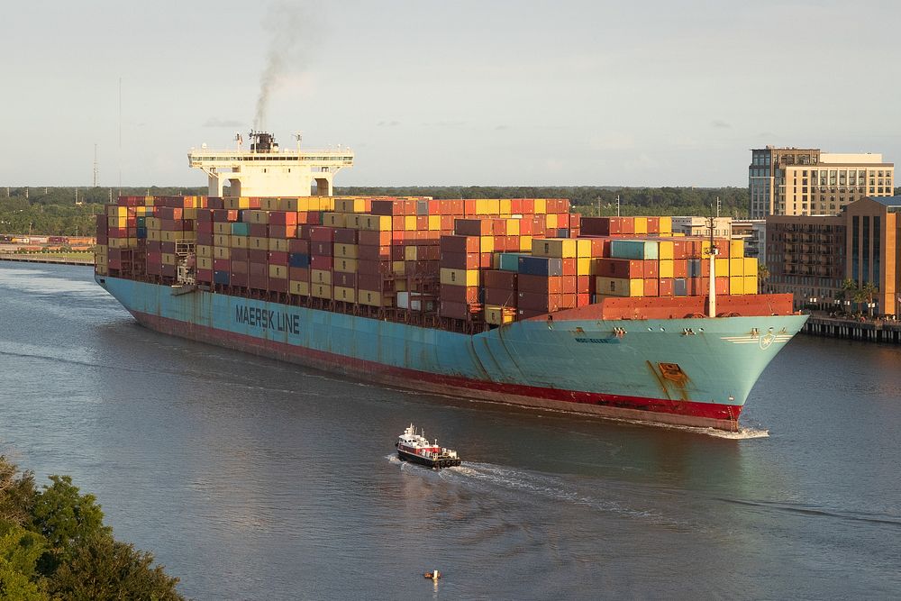 A container ship in the Savannah River arrives to the Port of Savannah. Original public domain image from Flickr