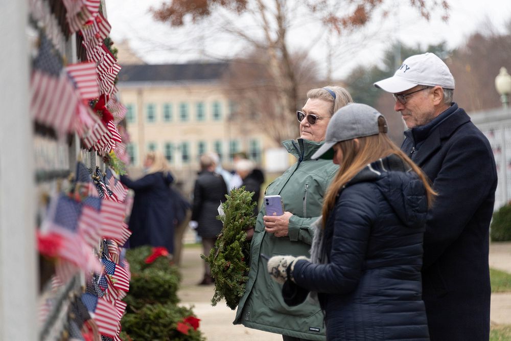 Sailors, midshipmen, U.S. Naval Academy alumni and family members participate in a Wreaths Across America event at the…
