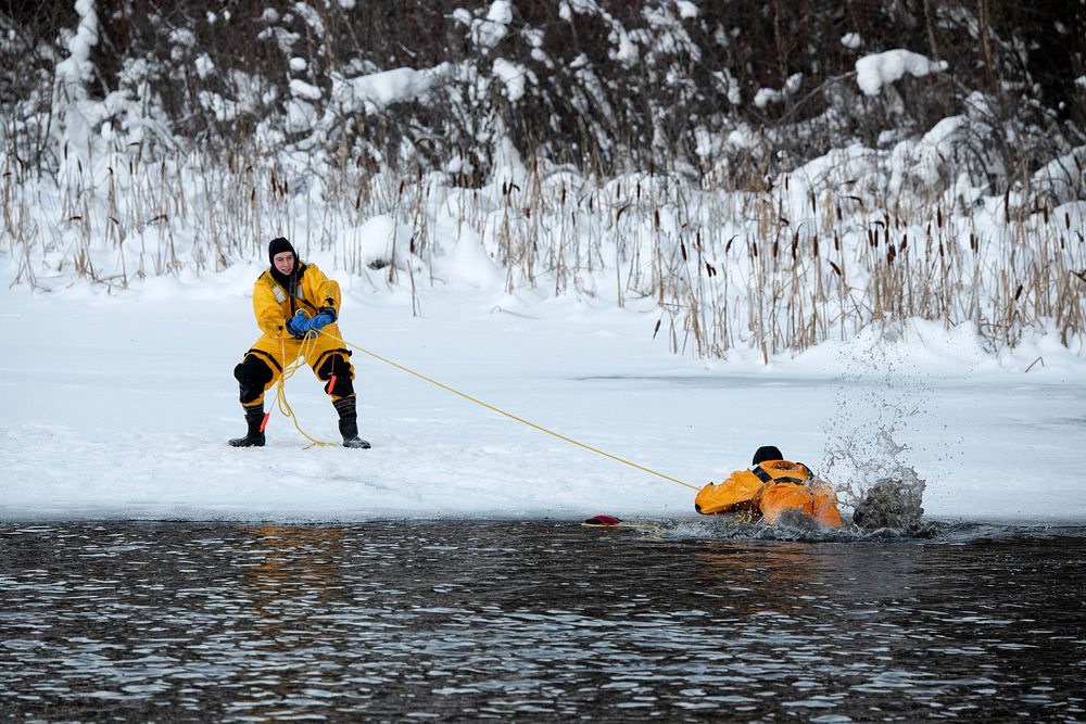 JBER fire protection specialists conduct ice rescue trainingU.S. Air Force fire protection specialists assigned to the 673d…