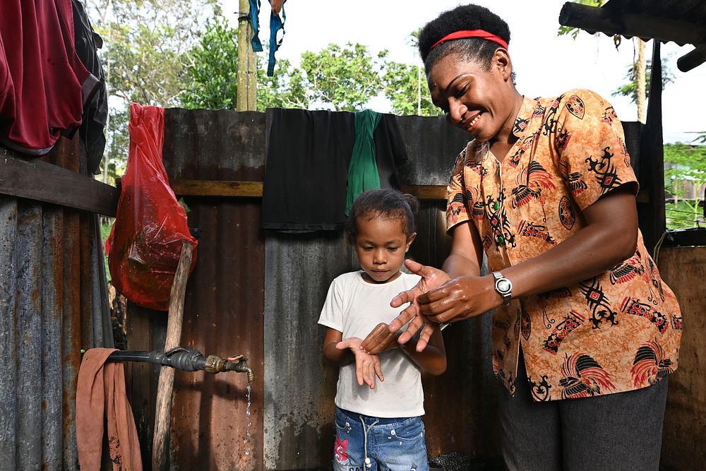 Mencontoh ibu mencuci tanganA mother teaches her daughter how to wash her hands properly for good health. Photo: USAID…