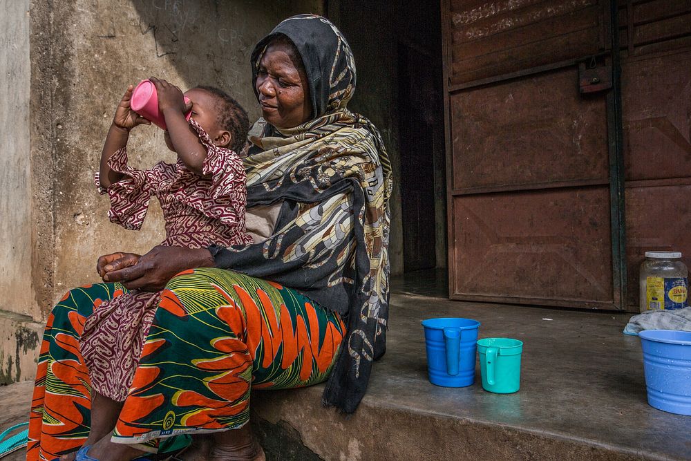 Mariama Djoulde Diallo and her aunt Mariama Laoubhe Diallo (58 years old) are happy that the little one has taken her dose…