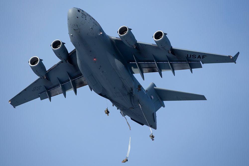 Air Force and Army conduct joint airborne operations at JBERU.S. Army paratroopers assigned to the 2nd Battalion, 377th…