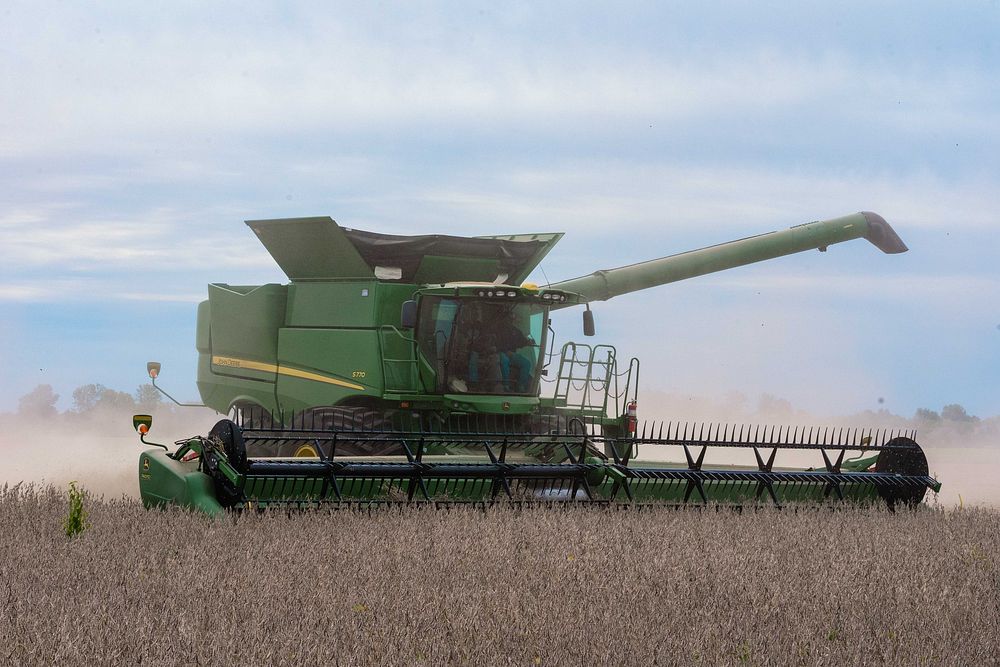 Mike Starkey Soybean HarvestMike Starkey harvests soybeans on a 135-acre field in Brownsburg, Indiana Sept. 23, 2022.…