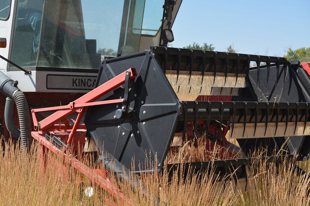 Harvesting tractor, agriculture.