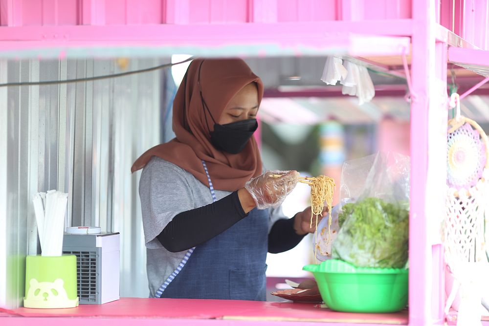 Start up owner, RasitaRasita dishes up noodles—and profits—at her shop in Sampang, Madura. Photo: USAID JAPRI.
