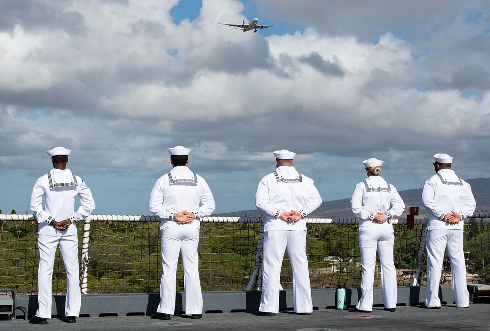 USNS Mercy Mans the Rails in Pearl Harbor220512-N-NC885-1006 PACIFIC OCEAN (May 12, 2022) Sailors man the rails as the…