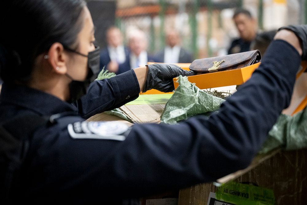 DHS Secretary Alejandro Mayorkas Visits CBP CESLOS ANGELES (June 07, 2022) Homeland Security Secretary Alejandro Mayorkas…