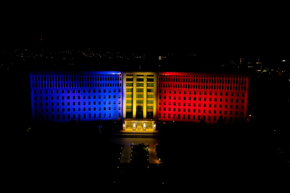 31.08.2022 - De Ziua Limbii Române, clădirea Parlamentului este iluminată în culorile drapelului național31.08.2022 - De…
