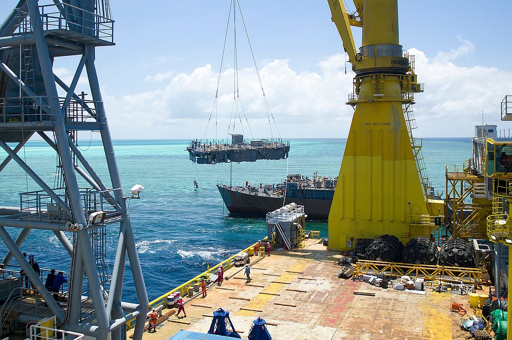 The crane aboard the civilian vessel Jascon 25 transfers the second-deck level of the mine countermeasures ship USS Guardian…