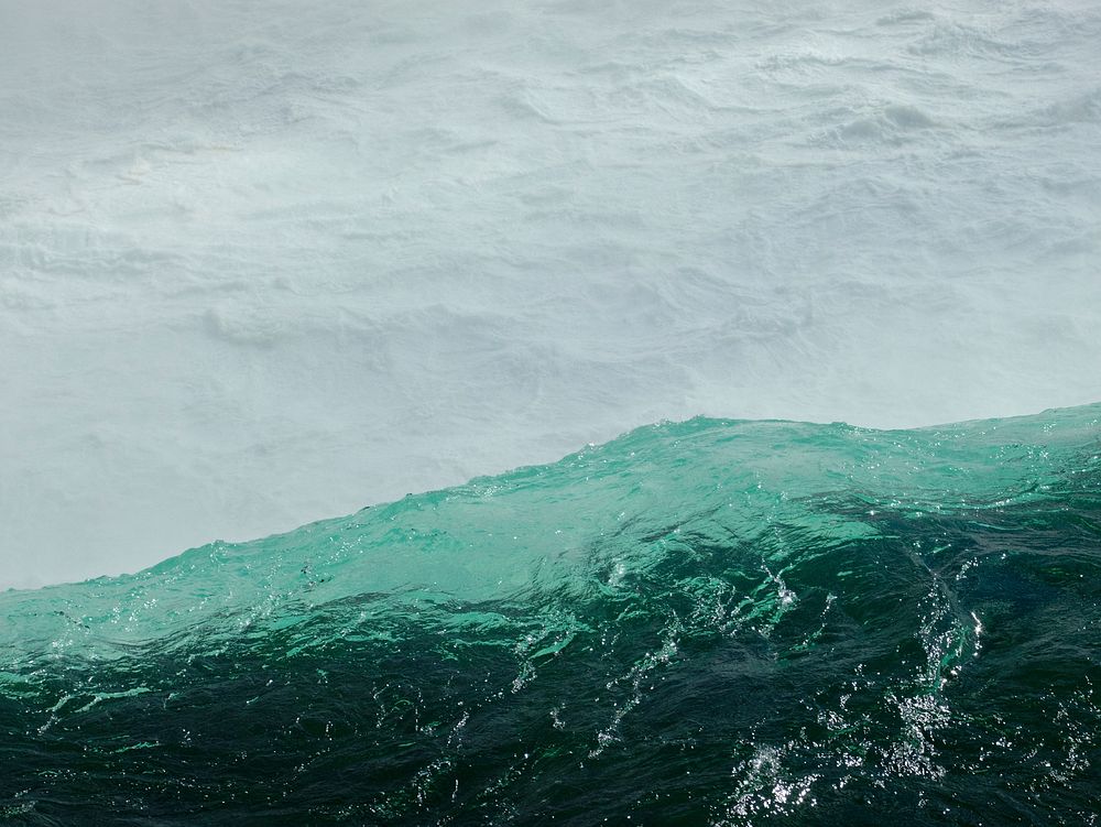 This is a zoomed in view of the edge of the Horseshoe Falls from upstream at the Canadian side.