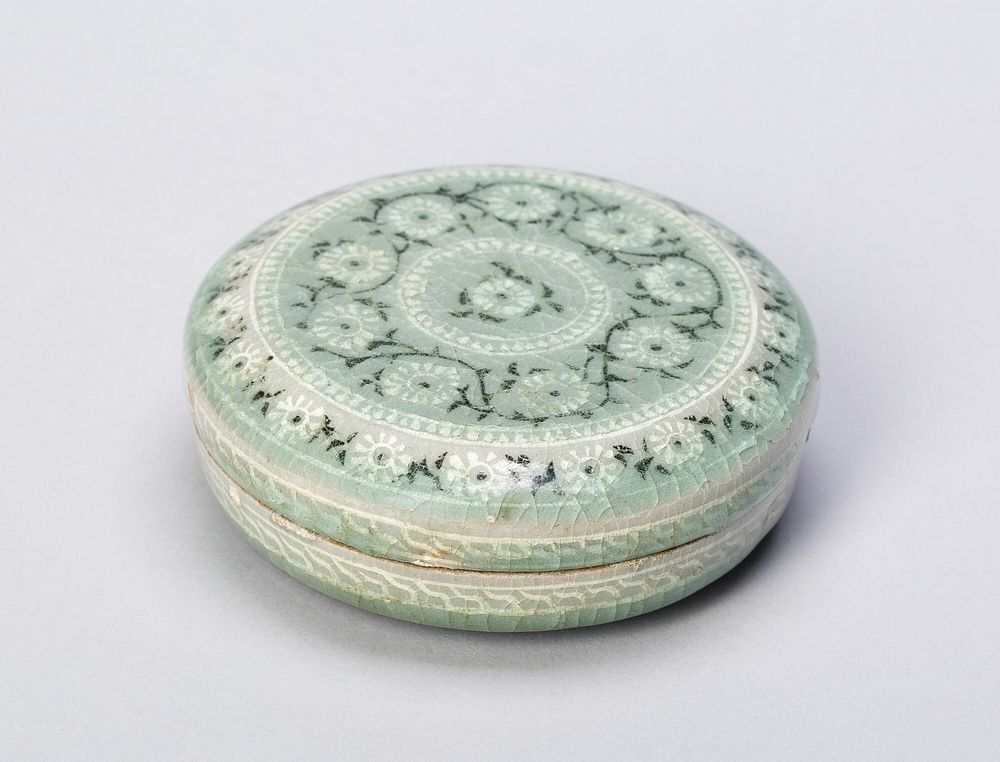 Covered Cosmetic Box with Chrysanthemum Flower Heads