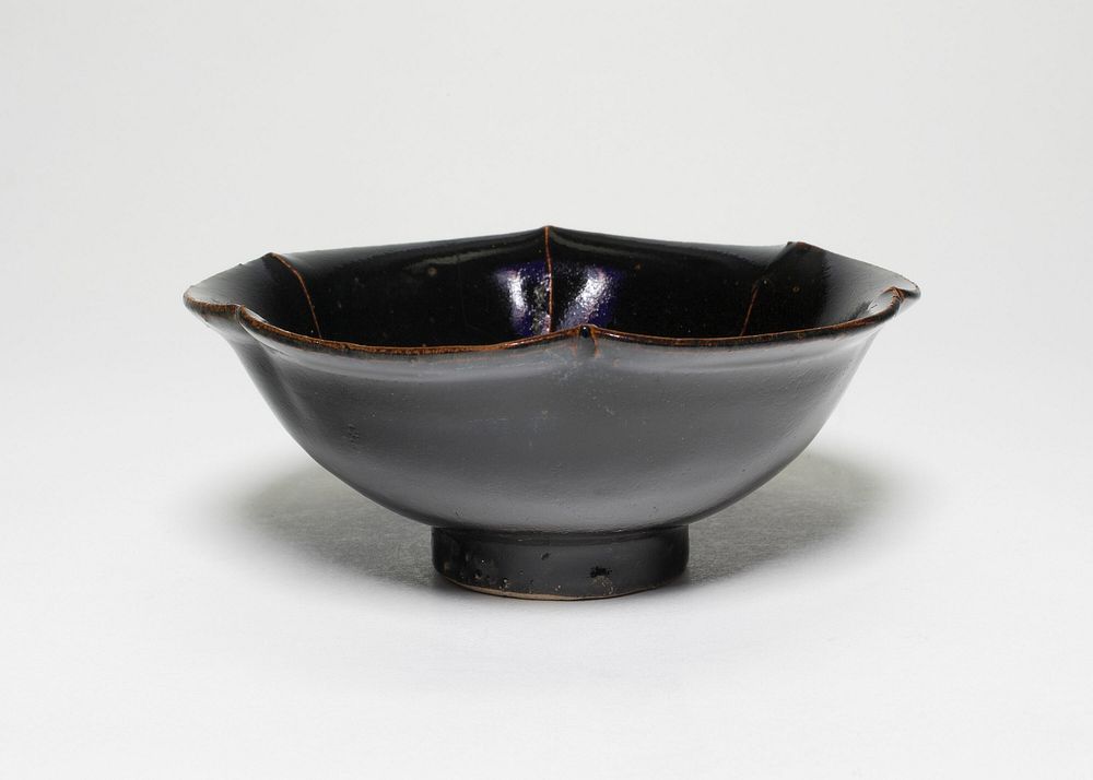 Bowl with Foliate Rim and White Ribs