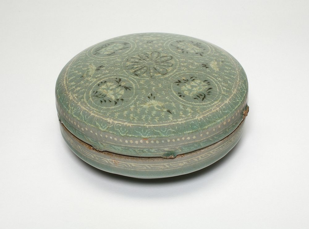 Covered Cosmetic Box with Chrysanthemum Flower Heads