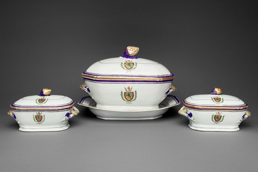 Tureen with Cover and Stand by Chinese export porcelain