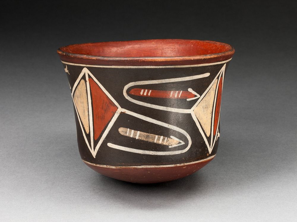 Cup with Diamond-Shape Geomeric Motifs by Nazca