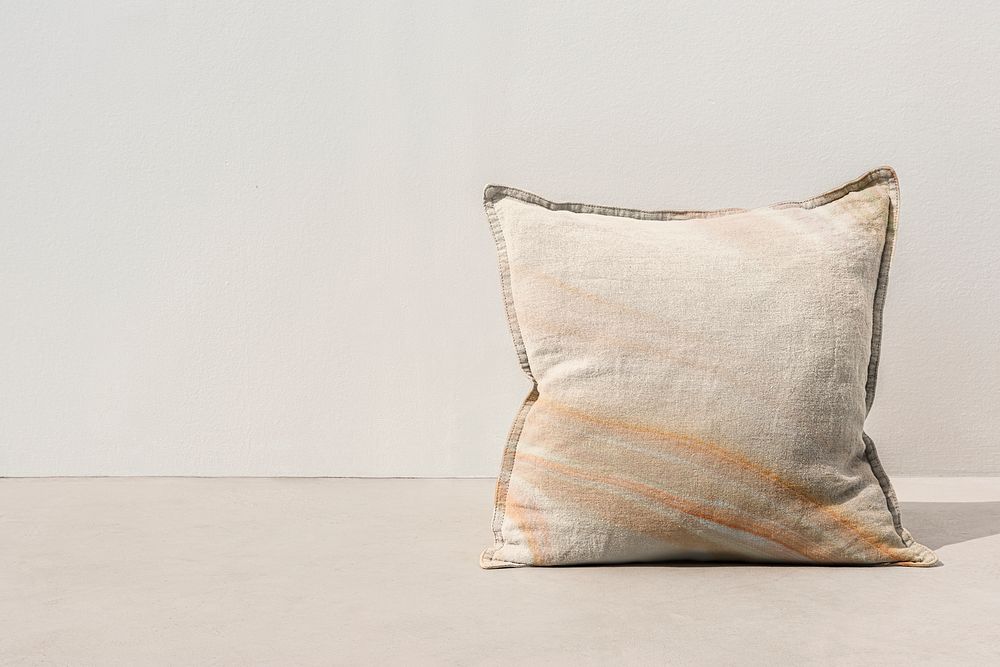 Pillow cushion cover mockup psd in marble prints interior design
