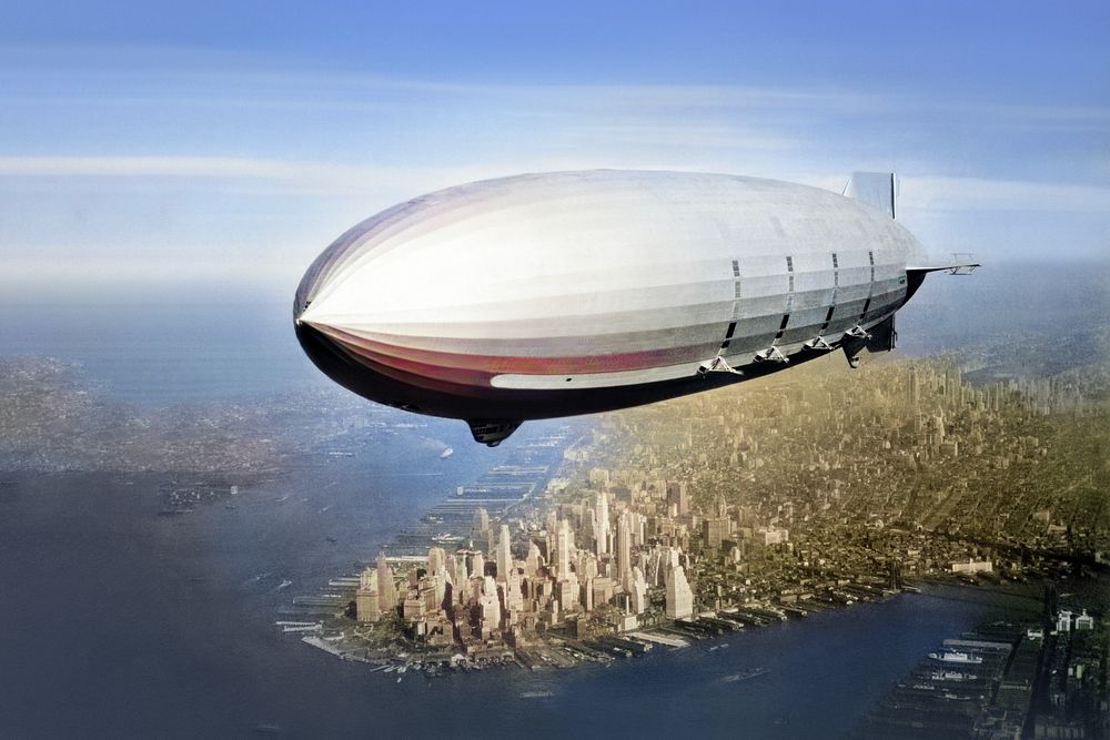 Flying airship. Remixed by rawpixel. 