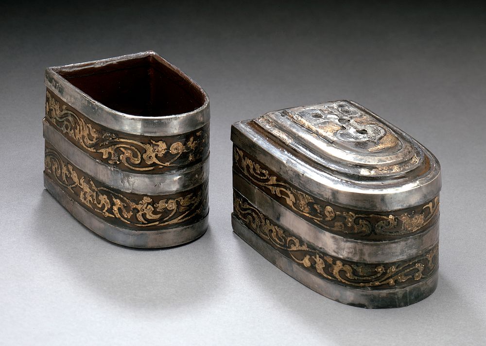 Half Oval Lidded Cosmetic Box (Banduoyuan He) with Scrolling Clouds and Birds