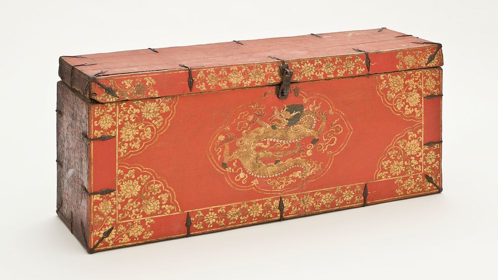 Trunk with Five-Clawed Dragon