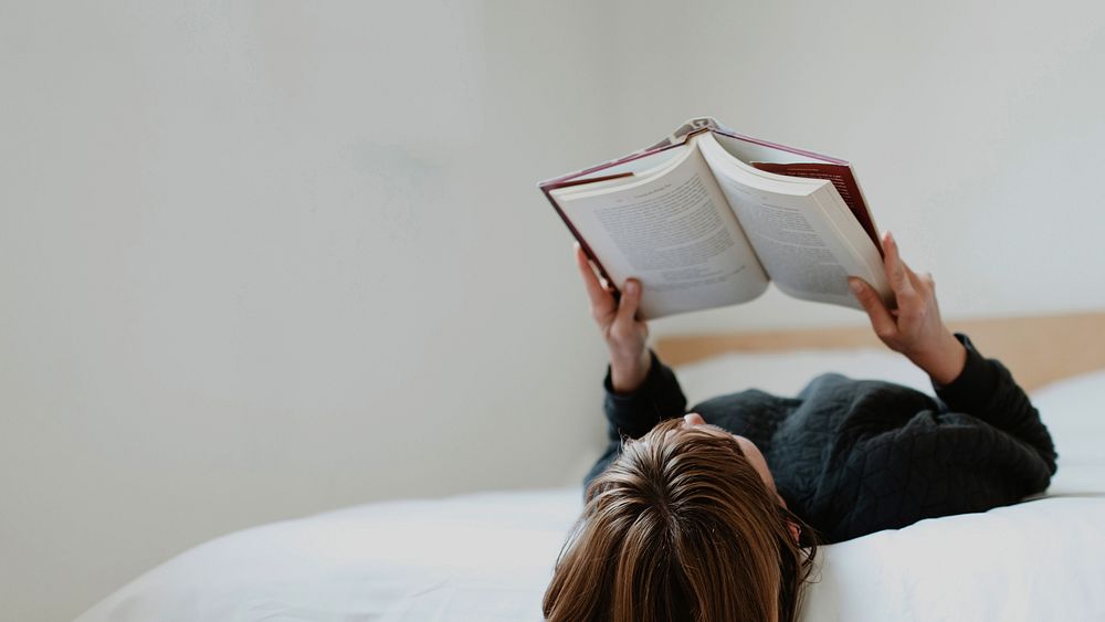 Woman reading book HD wallpaper, hobby image