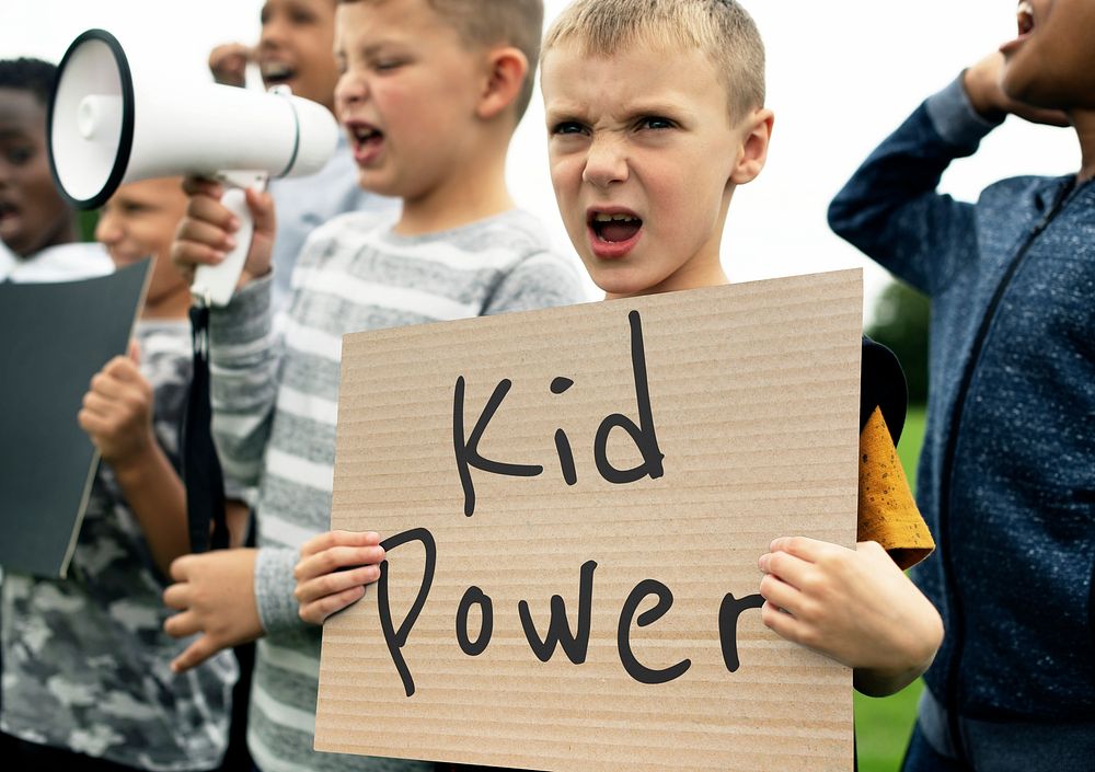 Protesting boy holding sign mockup psd