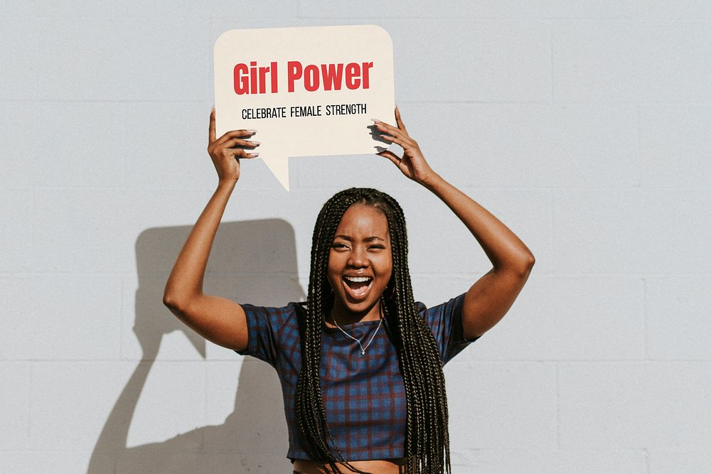 Speech bubble sign mockup, cheerful black woman psd