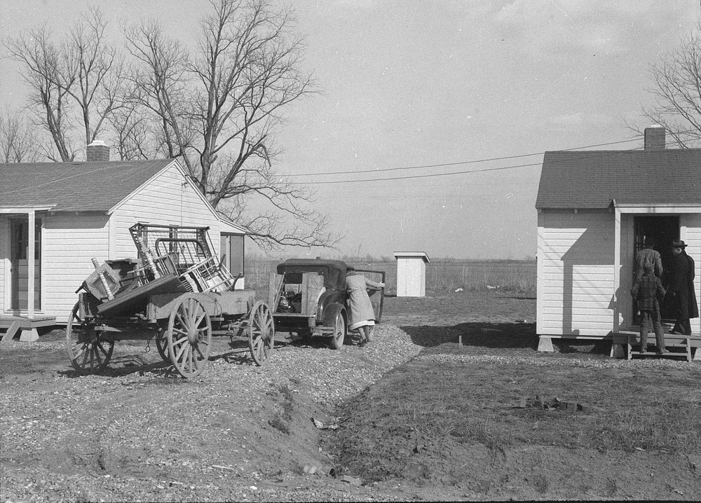 Wicker family preparing to unload household furniture. Southeast Missouri. Sourced from the Library of Congress.
