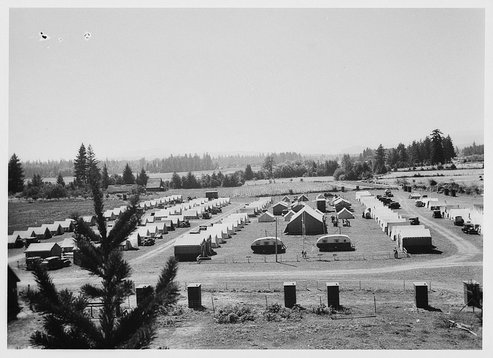 Mobile migratory labor camp unit at Stayton, Oregon. Sourced from the Library of Congress.