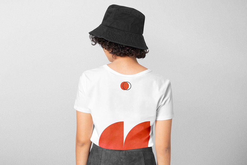 Woman wearing abstract t-shirt and bucket hat