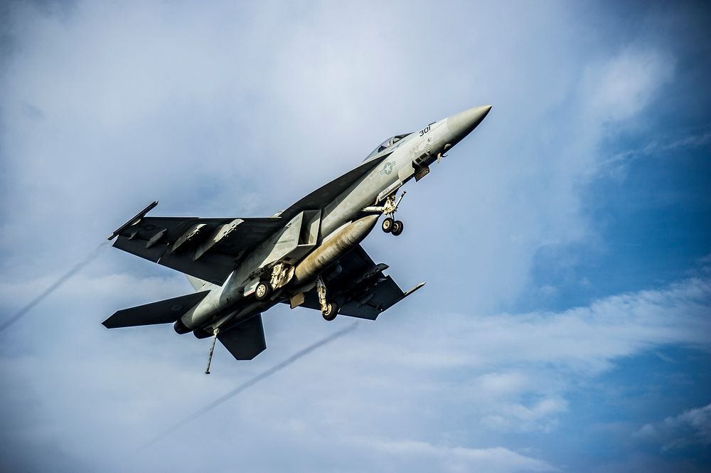 A U.S. Navy F/A-18E Super Hornet aircraft assigned to Strike Fighter Squadron (VFA) 115 prepares to land aboard the aircraft…