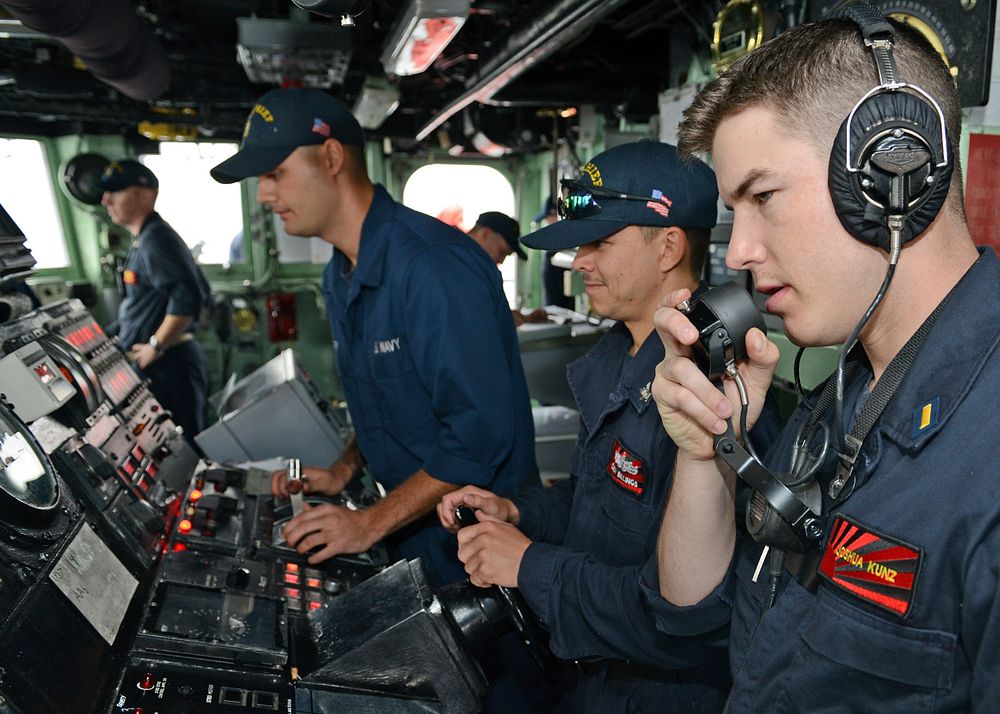 U.S. Sailors man the bridge aboard the mine countermeasures ship USS Chief (MCM 14) while preparing to release underwater…