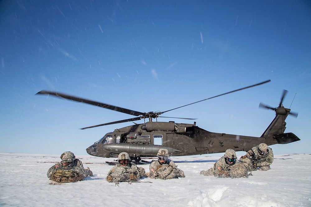 U.S. Army paratroopers with the 6th Engineer Battalion, 2nd Engineer Brigade pull security after exiting a UH-60 Black Hawk…