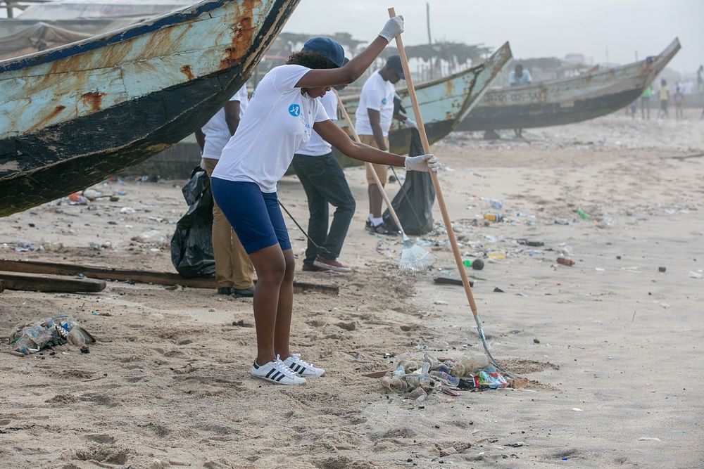 YALI 2016 Beach Clean Up. Original public domain image from Flickr