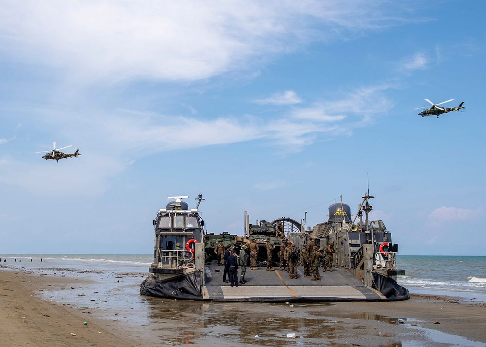A U.S. Navy landing craft air-cushion (LCAC), attached to Assault Craft Unit (ACU) 5, sits on the beach during a simulated…