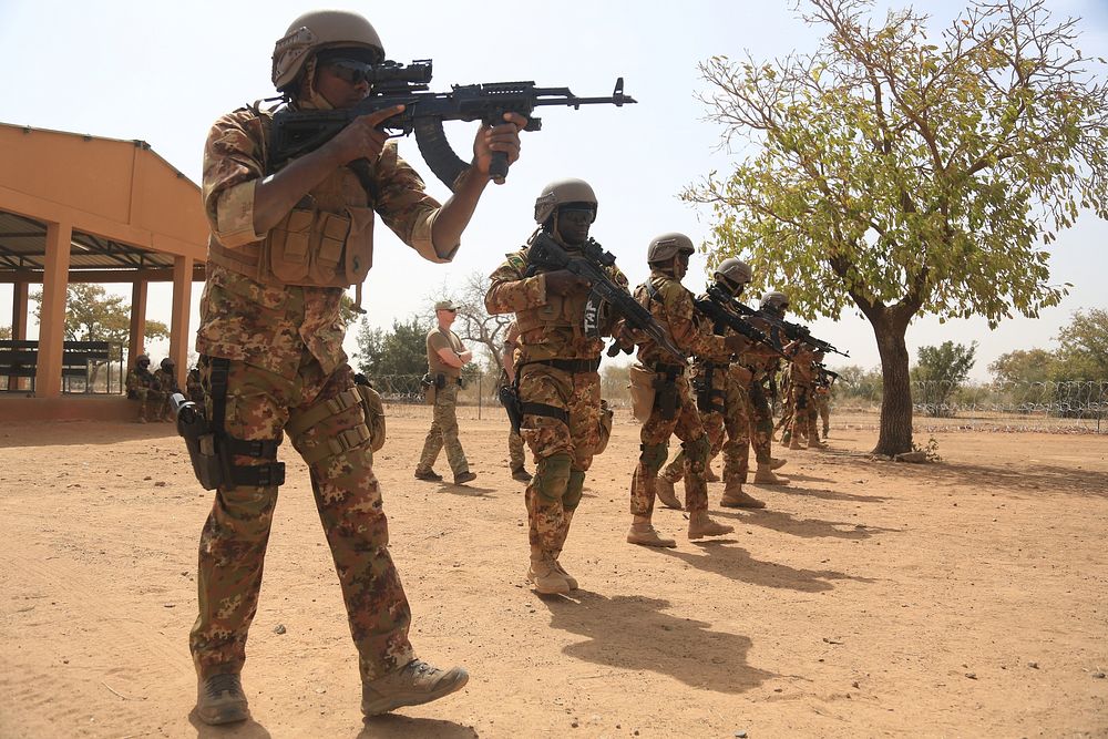 Malian special forces soldiers participate in combat reload drills at Loumbila, Burkina Faso, Feb. 16, 2019.