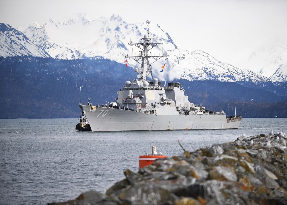 The USS Hopper (DDG 70) prepares to moor in Homer, Alaska, for a scheduled port visit in conjunction with its participation…
