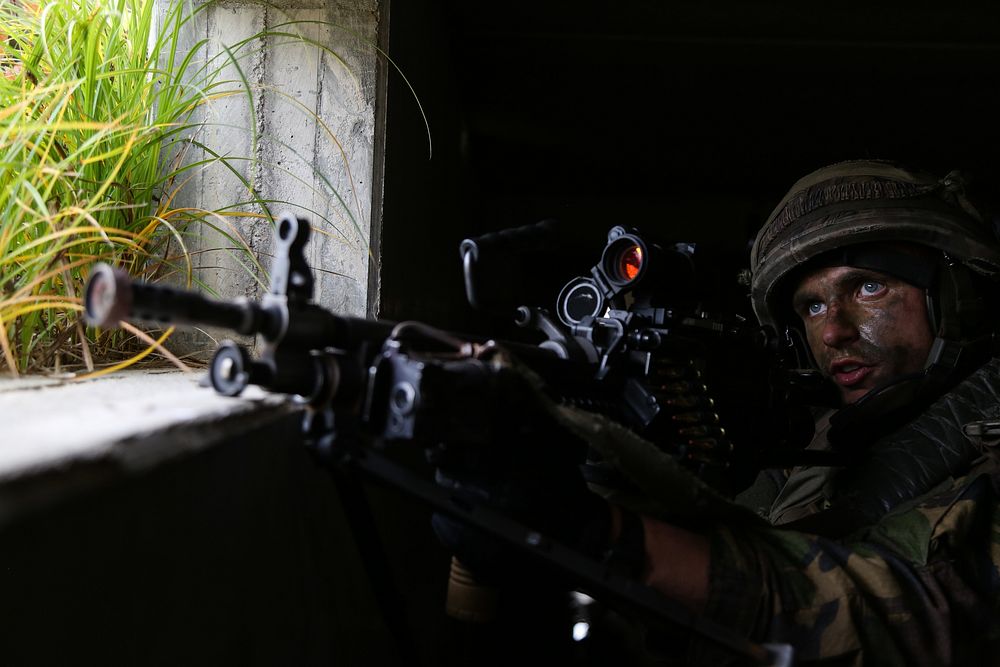 A Dutch soldier with the Royal Netherlands Army provides security in a simulated attack while conducting an air assault…