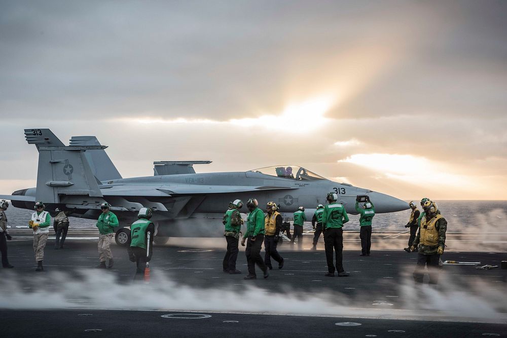 A U.S. Navy F/A-18E Super Hornet assigned to Strike Fighter Attack Squadron (VFA) 113 prepares to take off from the aircraft…